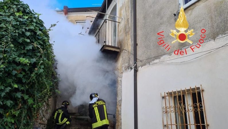 Incendio nel centro storico di Curinga, distrutto un appartamento