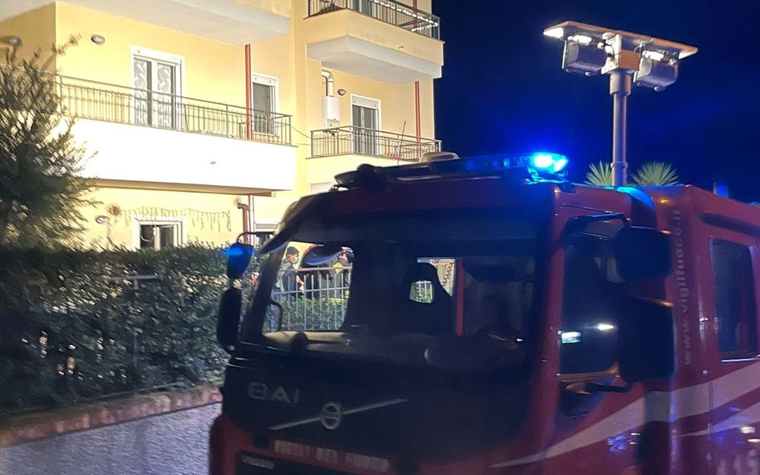 I vigili del fuoco sul luogo dell'incendio
