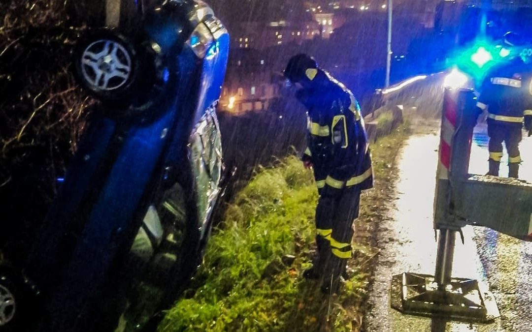 La vettura recuperata dai vigili del fuoco