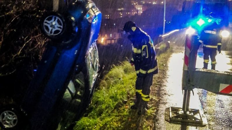 Cosenza, auto finisce in una scarpata: ferito il conducente