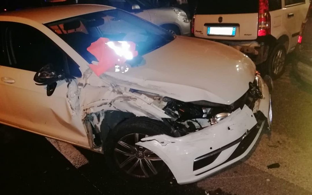 L'auto che ha tamponato le altre vetture parcheggiate