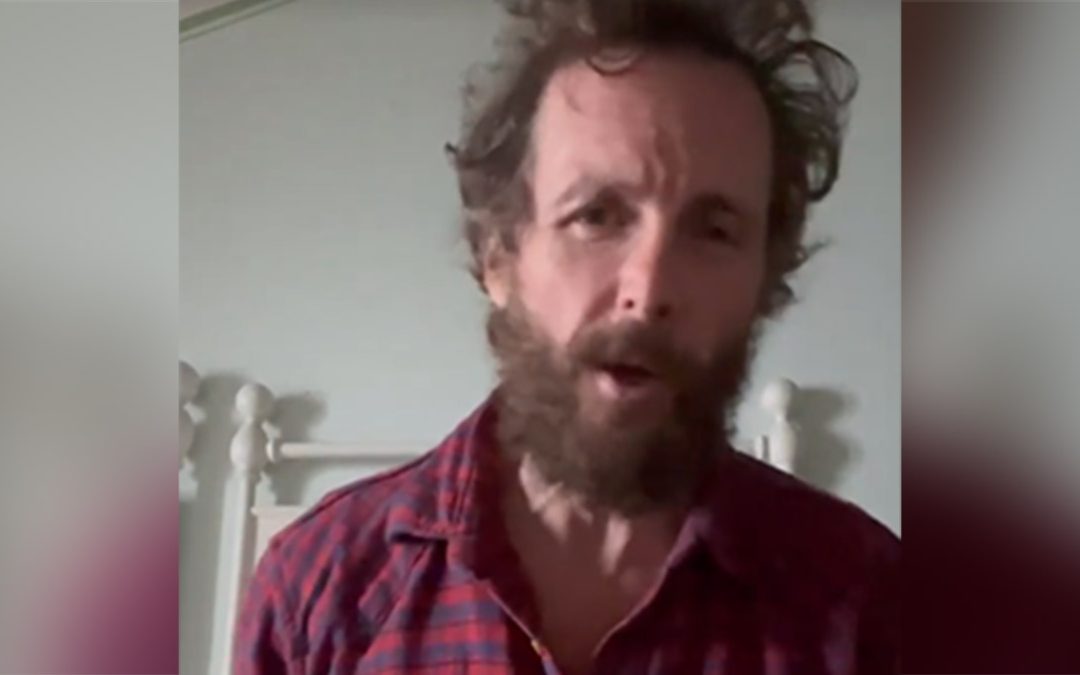 Jovanotti positivo al Covid: «Passerà, ma i tamponi rapidi non sono attendibili»