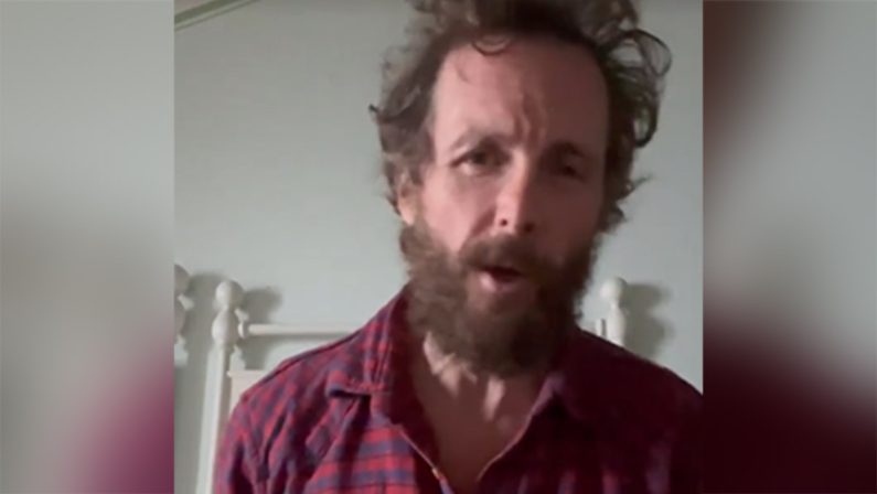 Jovanotti positivo al Covid: «Passerà, ma i tamponi rapidi non sono attendibili»