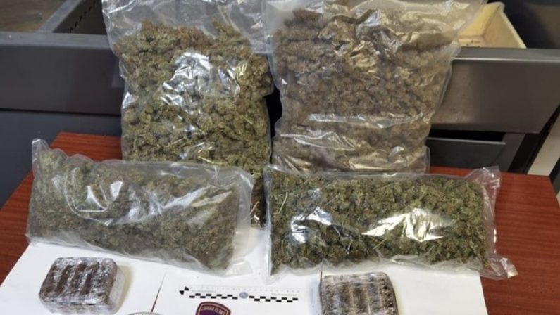 Crotone, in auto con quattro chili di marijuana e uno di hashish