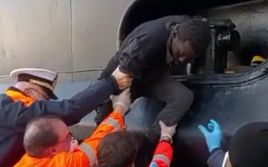 Il giovane trovato nell'intercapedine di una nave