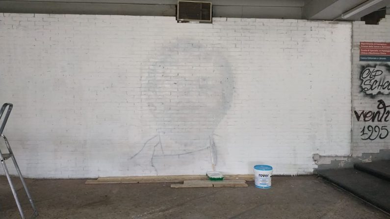 Unical, la denuncia del Filorosso: «Cancellato il murales di Gino Strada»