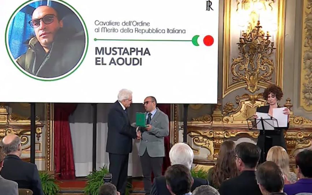 Il momento del conferimento dell'onorificenza a Mustafa El Aoudi da parte di Mattarella