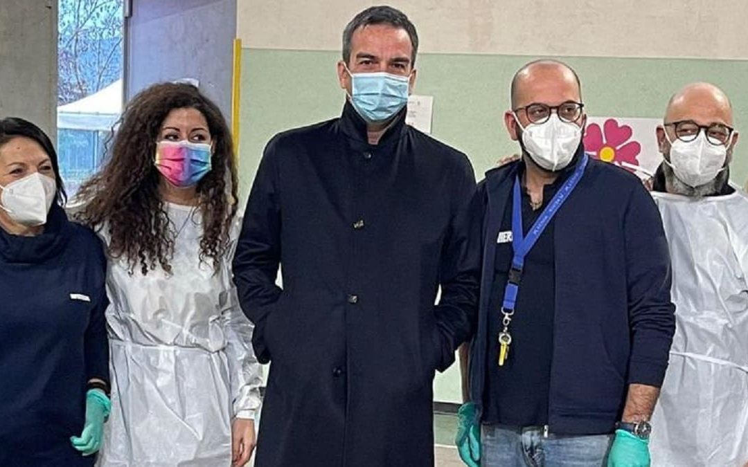 La visita di Roberto Occhiuto al centro vaccinale di Cosenza delle scorse settimane