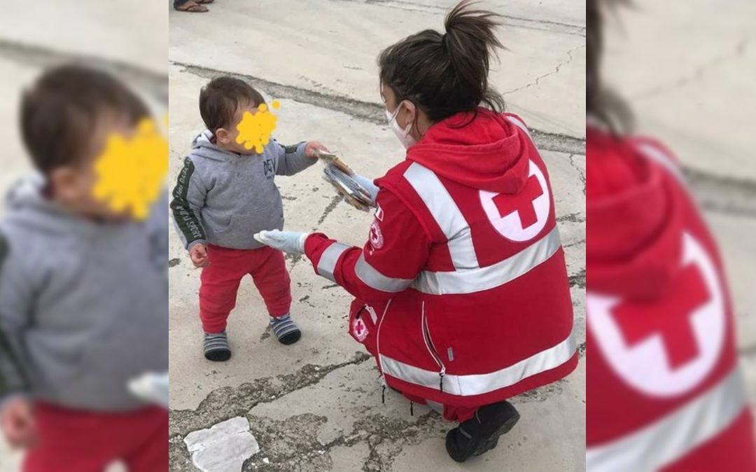 La piccola Aisha accolta da una volontaria della Croce rossa di Crotone