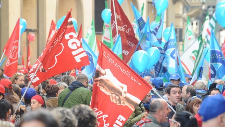 Cgil e Uil Basilicata in piazza: «Meloni non aiuta gli svantaggiati»