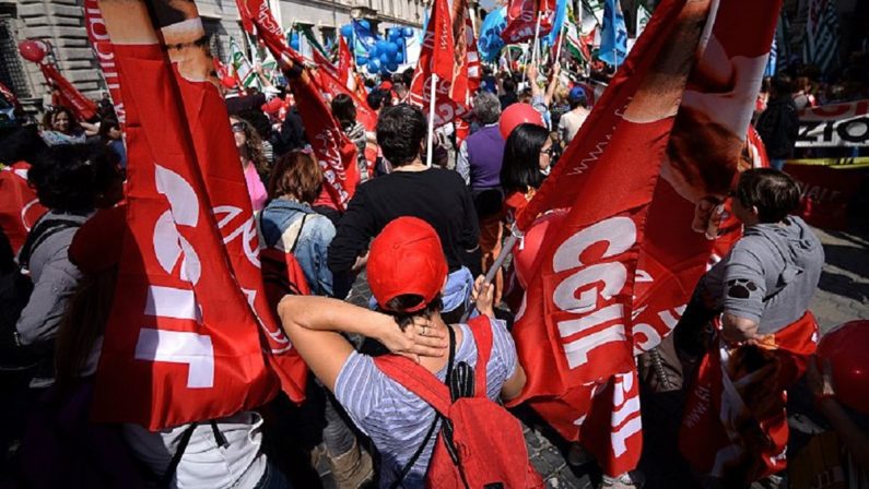 Sciopero generale, a Bari in migliaia da quattro regioni del Sud: “Ascoltate il Paese”