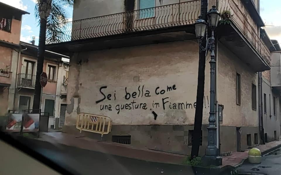 Una delle scritte a Melicucco