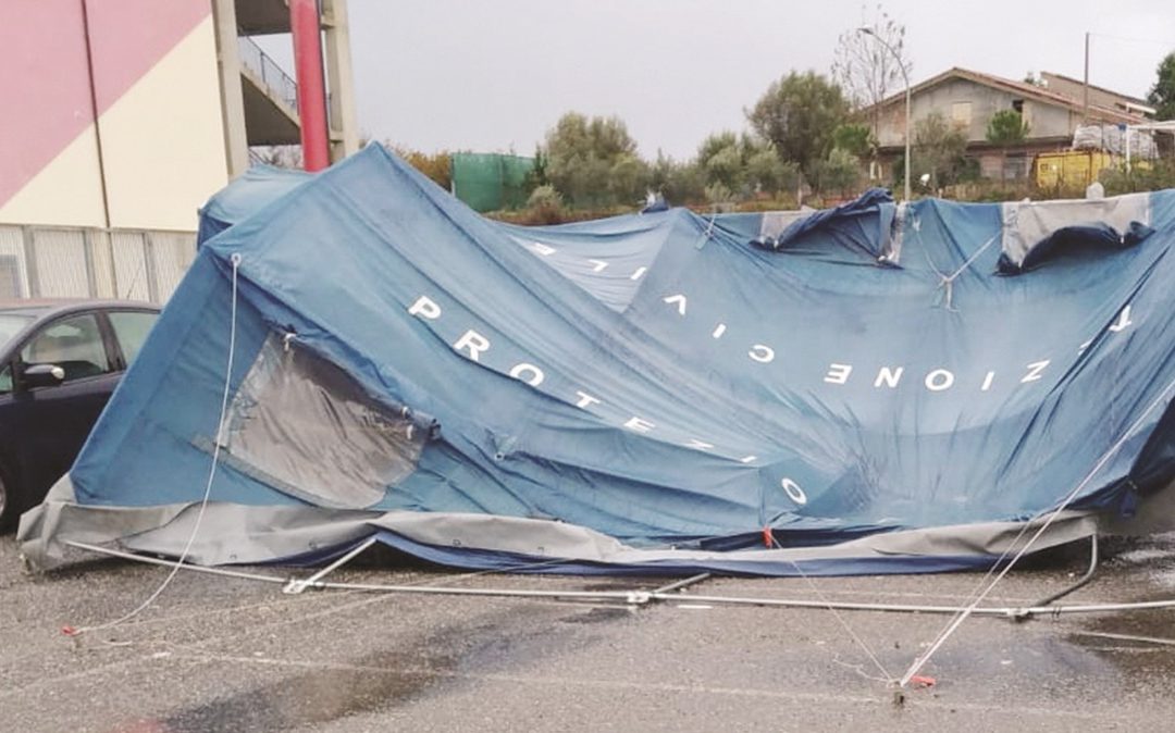 La tenda della Protezione civile spazzata via dal vento a Vibo