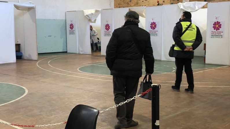 Open vax day a Cosenza: Usca di via degli Stadi al gelo, in ospedale computer in tilt