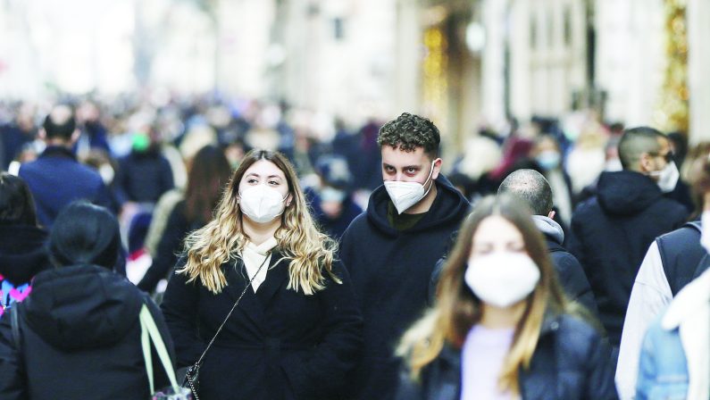 MASCHERINE ALL’APERTO, STOP DA VENERDÌ. VERSO LA RIMODULAZIONE DEL GREEN PASS