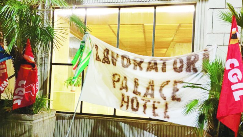 Bari, i dipendenti occupano l'Hotel Palace