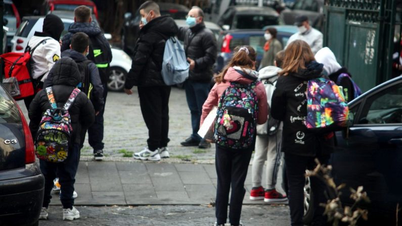 Tar Campania sospende l’ordinanza di De Luca, scuola torna in presenza