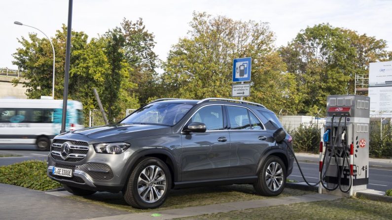 Mercedes-Benz Italia, con la spina il 30% delle auto vendute nel 2021