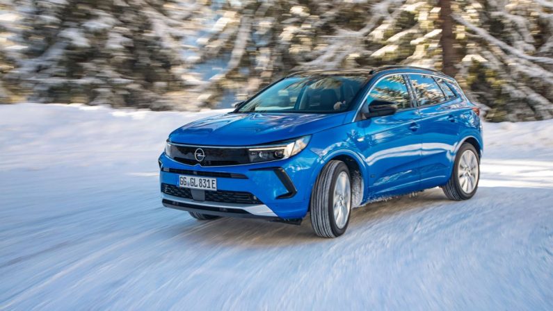 Trazione integrale hi-tech su Opel Grandland Hybrid4 e Insignia