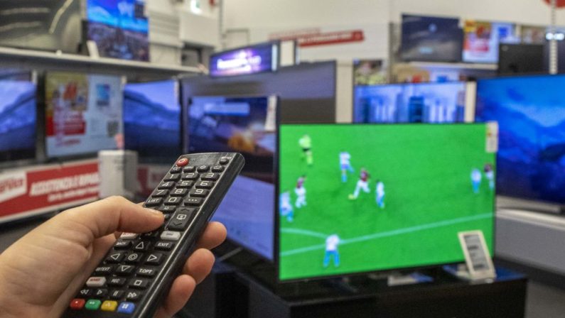 Blitz contro la pirateria tv in tutta Italia, nei guai 500 mila utenti