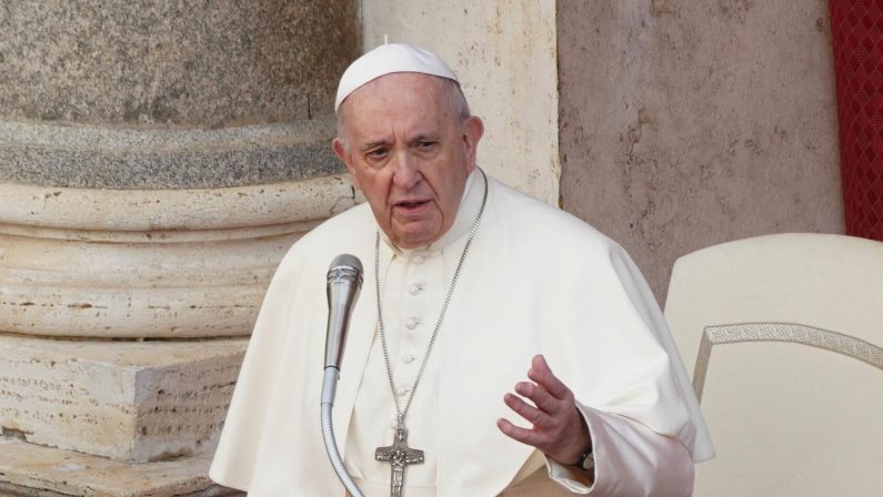 Aumento spese militari, il Papa: «Pazzi, mi sono vergognato»