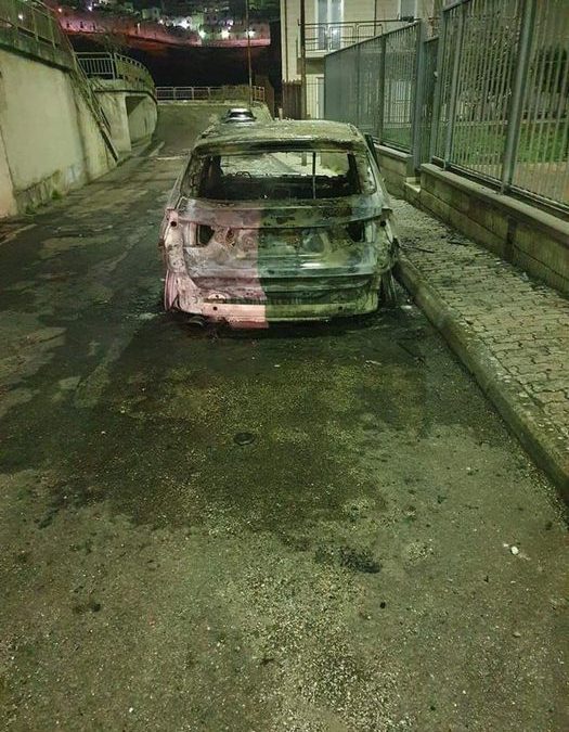 L'auto incendiata nella notte