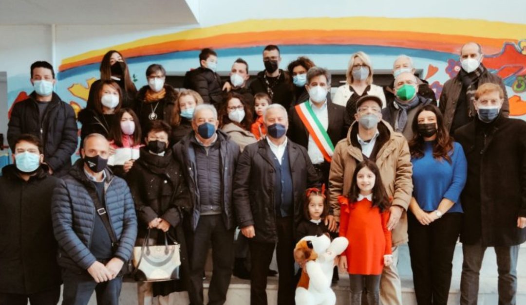 Foto di gruppo tra le famiglie di Gaia e quella di nonno Ciccio e il sindaco di Sant'Arcangelo Salvatore Lagrotta