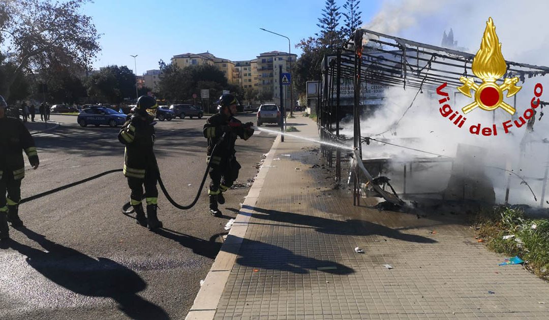 Crotone, bancarella di fuochi d’artificio in fiamme in centro città