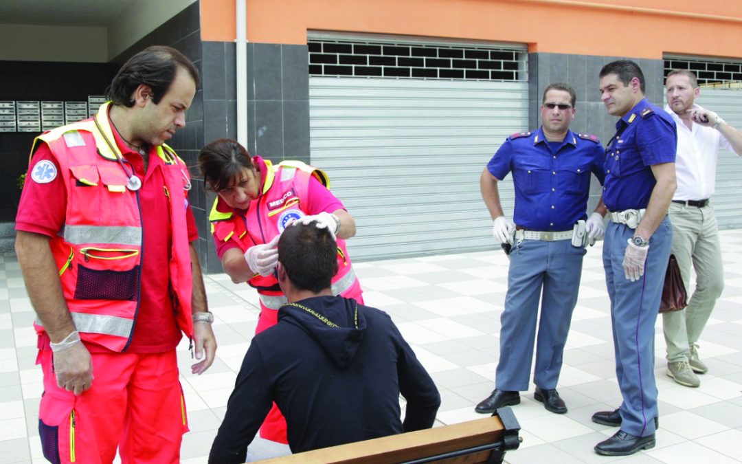 Un ragazzo con problemi di tossicodipendenza assistito dal personale del 118 (Foto di repertorio)