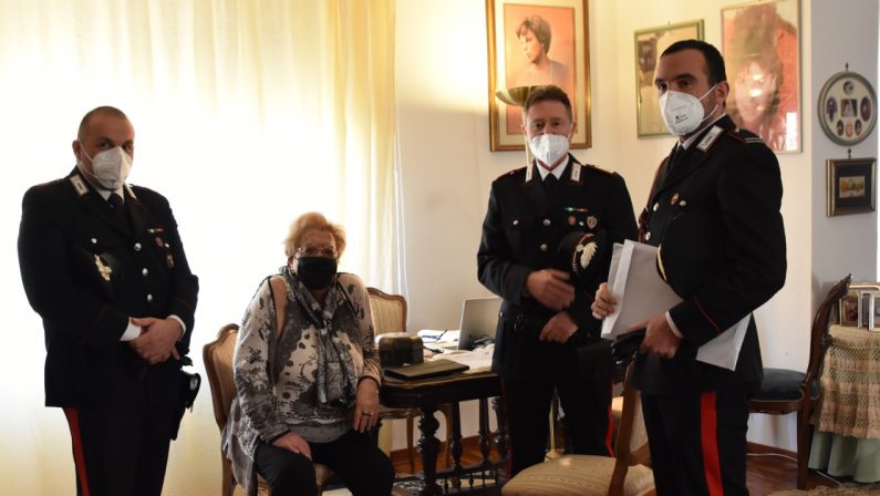 Anziana incontra i carabinieri che l'avavano salvata da una brutta avventura