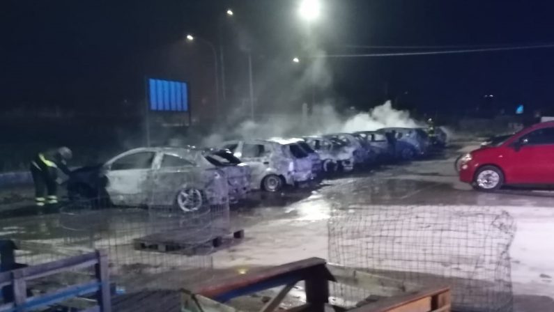 Incendio in una ditta del Cosentino, bruciati 11 automezzi: avviate indagini