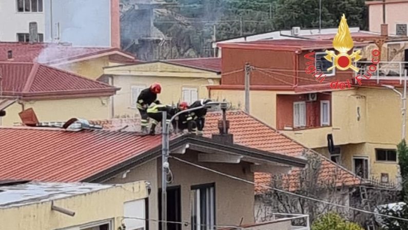 Incendio al tetto di un'abitazione a Catanzaro, paura tra residenti