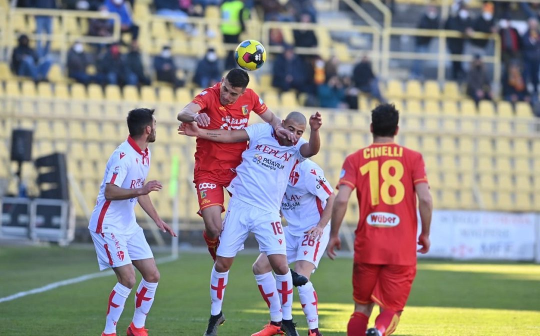 Un colpo di testa di Vazquez durante la partita di ieri