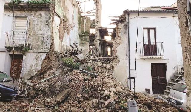 Crolla un vecchio edificio nel centro del paese, tragedia sfiorata nel Vibonese