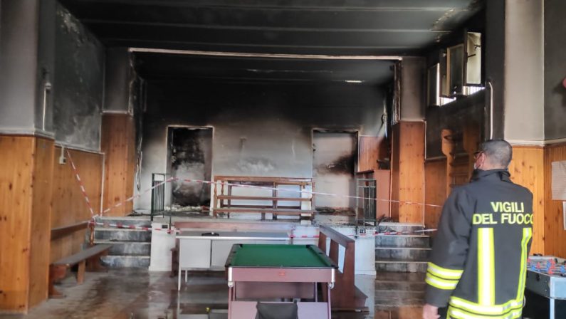 Incendio brucia una sala dell'oratorio a Cassano (Cosenza)
