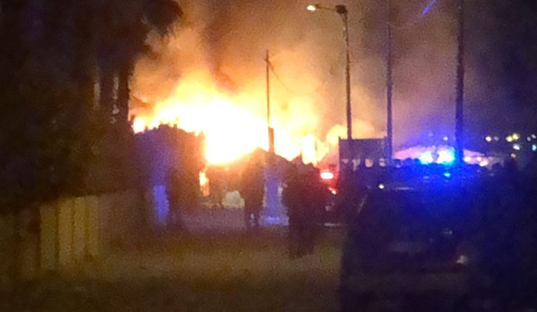 Le fiamme che distruggono il lido "Las Vegas"
