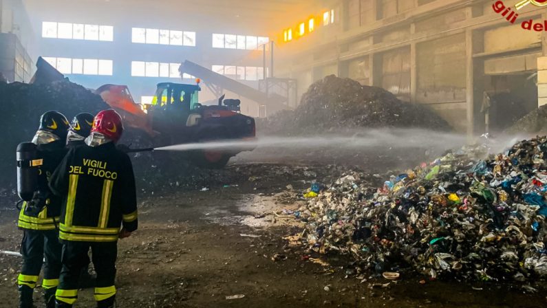 Rende, rifiuti in fiamme alla sede di Calabra Maceri