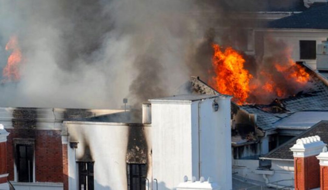 L'incendio alla sede del Parlamento