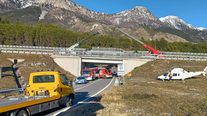 Camion si ribalta sull'A2 nel Cosentino, morto l'autista: autostrada bloccata