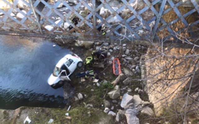 L'auto precipitata dal ponte