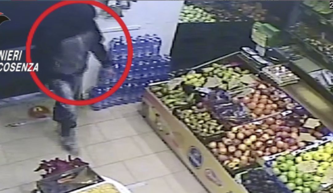 L'uomo ripreso dalle telecamere di sorveglianza