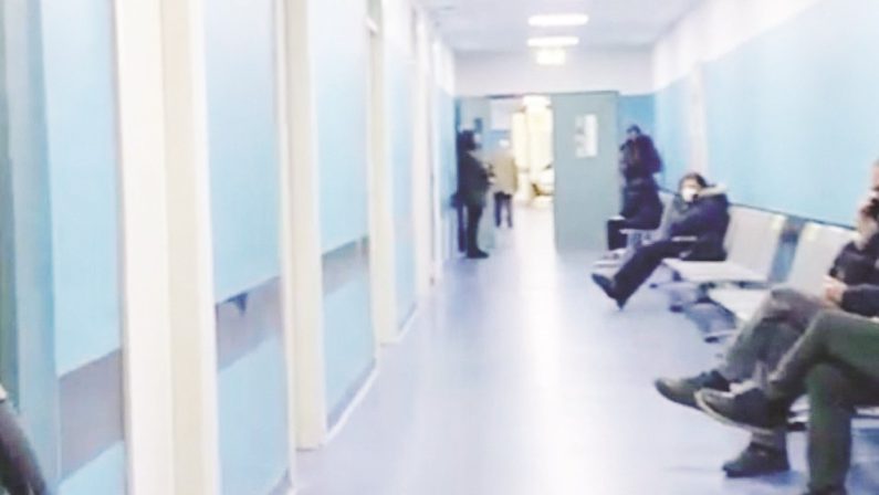 Nell'ospedale di Paola nessuno controlla gli ingressi: violate le regole anticovid