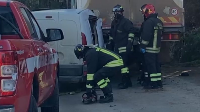 Furgone tampona camion in sosta: morto un uomo nel Materano, grave il figlio