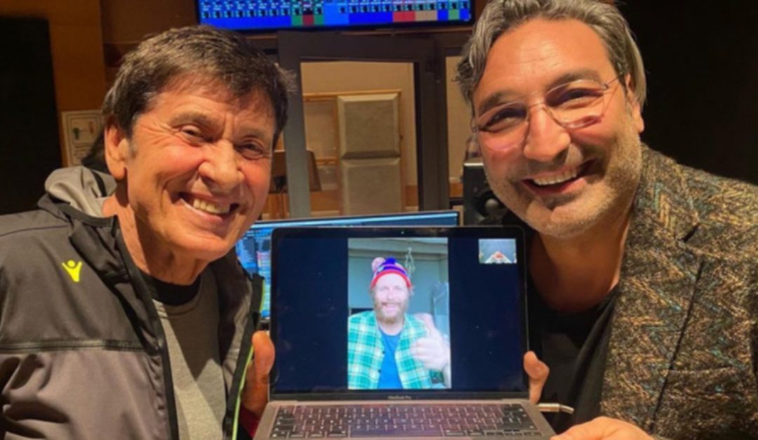 Gianni Morandi con il produttore dj Mousse T e, nel monitor, Jovanotti
