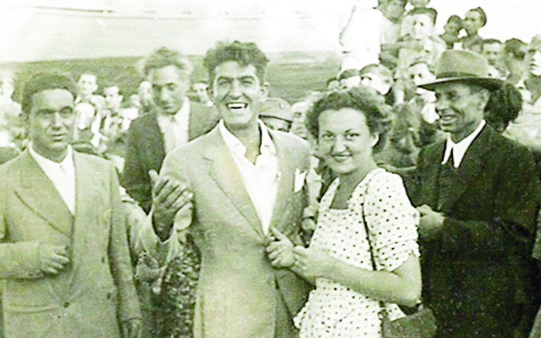 Il capitano Enrico Levi (al centro) in una foto d’epoca