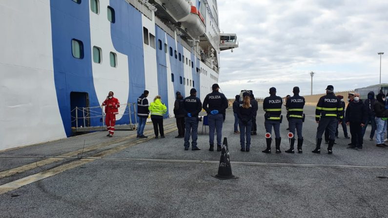 Covid, nave quarantena con 159 migranti giunta al porto di Gioia Tauro