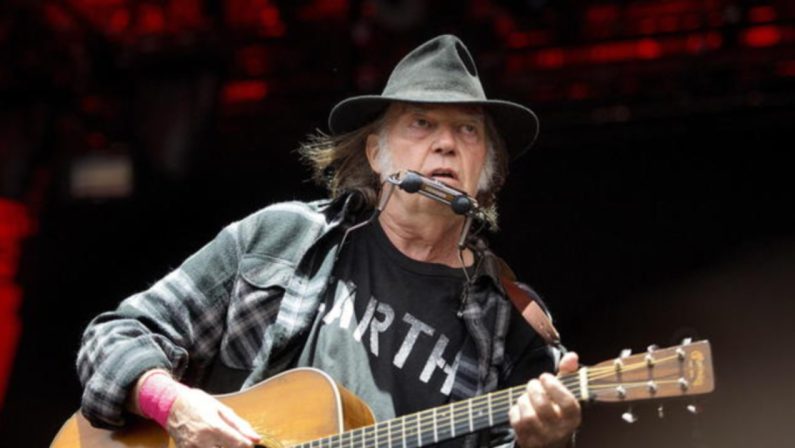 Spotify rimuove musica Neil Young dopo la polemica no vax