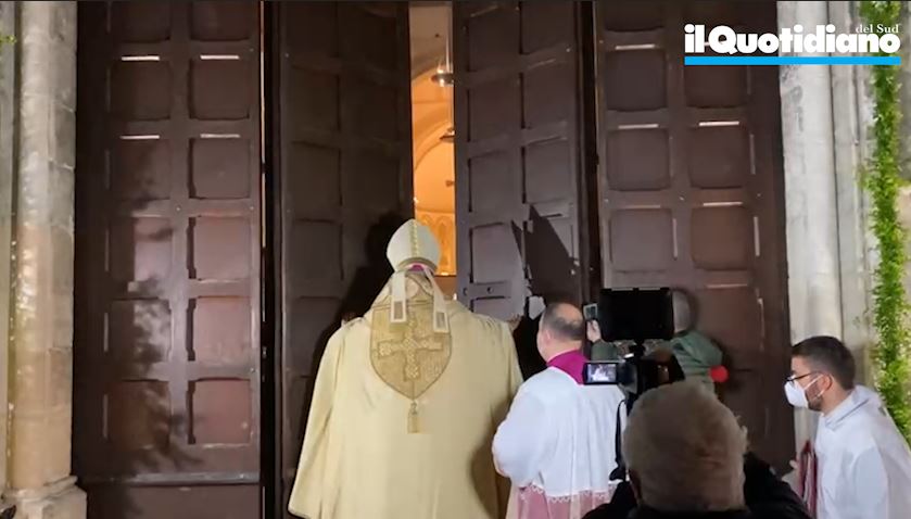 IL momento dell'apertura della porta santa