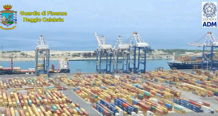 Droga al porto di Gioia Tauro, il doganiere alterava la scansione per 270mila euro
