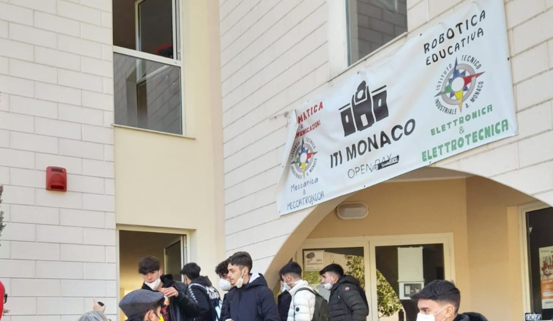 Gli studenti all'esterno dell'istituto